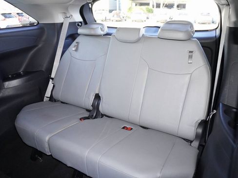 Used 2025 Toyota Sienna XLE image 11