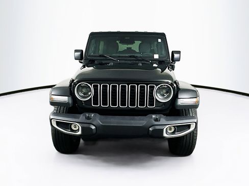 Used 2025 Jeep Wrangler Sahara image 2