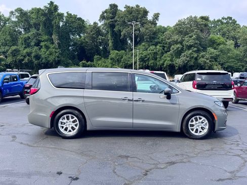 Used 2023 Chrysler Pacifica Touring-L FWD image 4