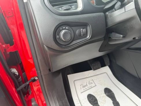 Used 2023 Jeep Renegade Latitude AWD/4WD image 17