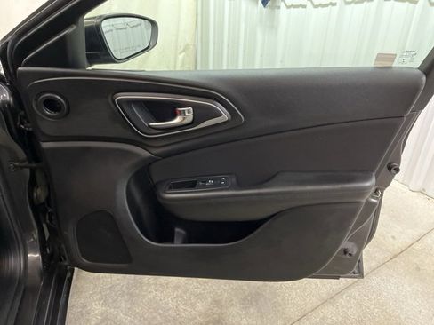 Used 2015 Chrysler 200 Limited w/ Convenience Group image 24