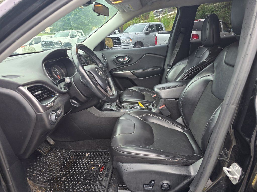 Used 2019 Jeep Cherokee Latitude Plus w/ Cold Weather Group FWD image 4