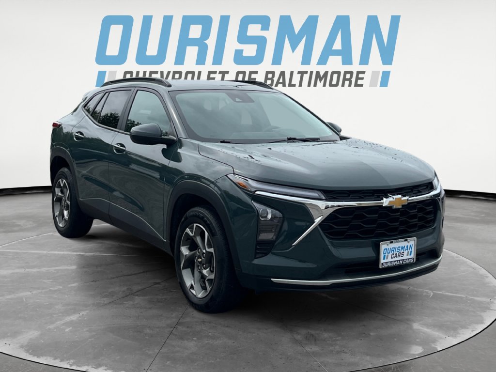 Used 2025 Chevrolet Trax LT FWD image 1