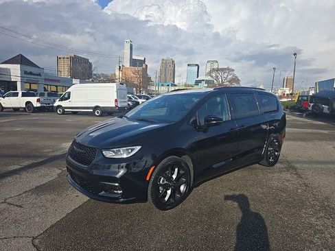 New 2026 Chrysler Pacifica Select FWD image 7