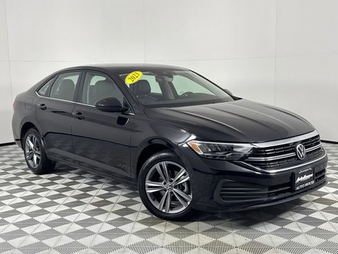 Used 2024 Volkswagen Jetta SE image 2