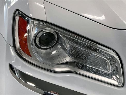 Used 2011 Chrysler 300 Limited image 29