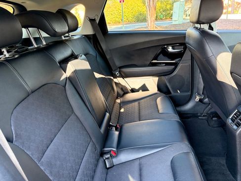 Used 2022 Kia Niro EX image 21