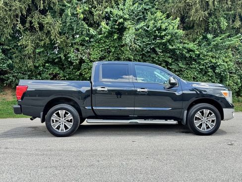 Used 2019 Nissan Titan SL image 4