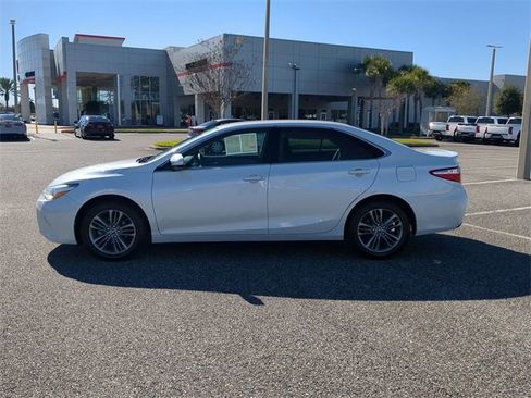 Used 2017 Toyota Camry SE image 7