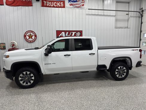 Used 2022 Chevrolet Silverado 2500 Custom w/ Custom Value Package AWD/4WD image 4