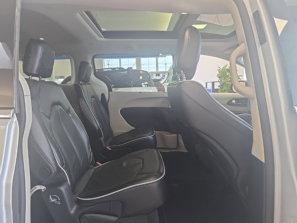 Used 2024 Chrysler Pacifica Limited FWD image 41