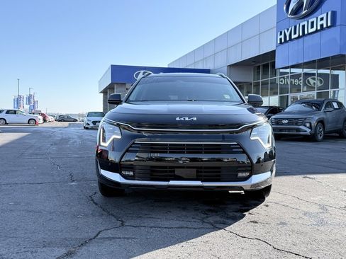 Used 2024 Kia Niro SX Touring image 2