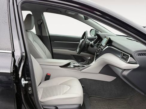 Used 2022 Toyota Camry SE image 17