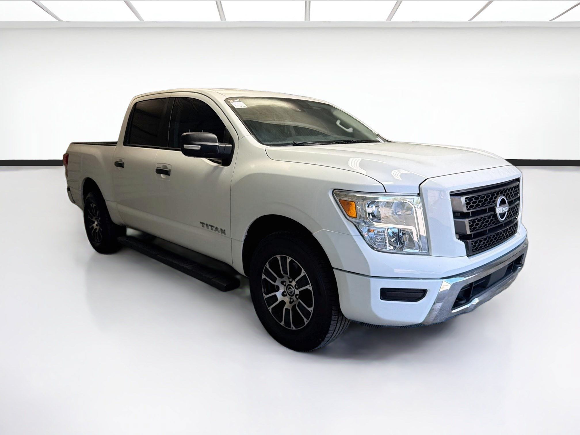 Used 2023 Nissan Titan SV AWD/4WD image 3