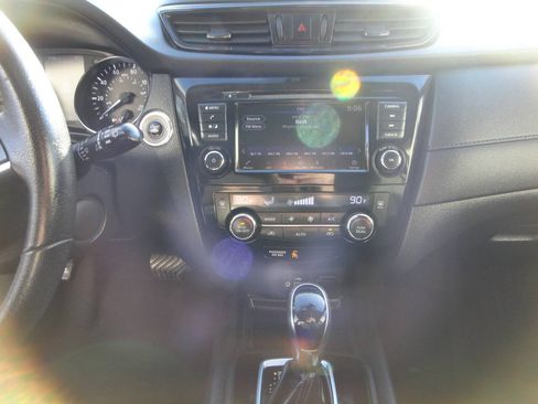 Used 2019 Nissan Rogue SV AWD/4WD image 8