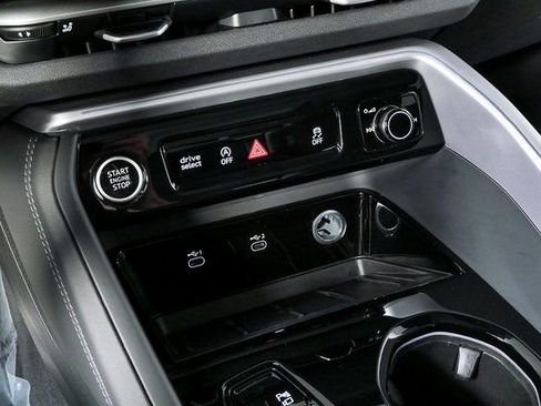 Used 2025 Audi Q5 Premium w/ Convenience Package image 16