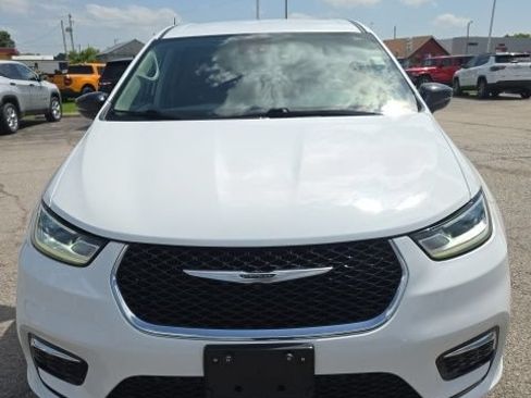 Used 2024 Chrysler Pacifica Limited FWD image 10