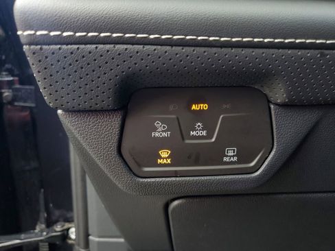 Used 2025 Volkswagen Atlas Cross Sport SE FWD image 14