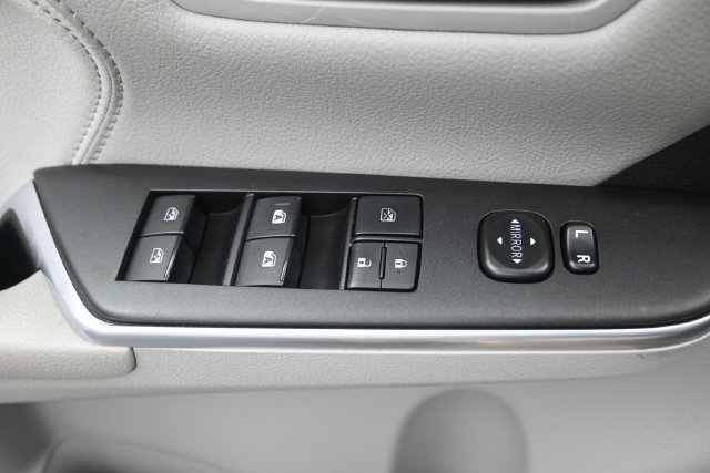 Used 2017 Toyota Camry XLE w/ Moonroof Package FWD image 10