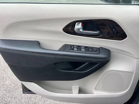 Used 2023 Chrysler Pacifica Limited FWD image 13