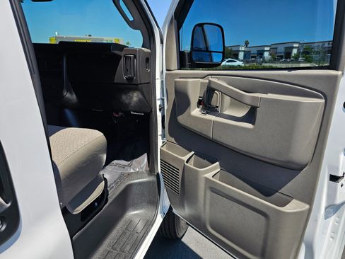 Used 2025 GMC Savana 3500 LT w/ LT Preferred Equipment Group RWD image 28