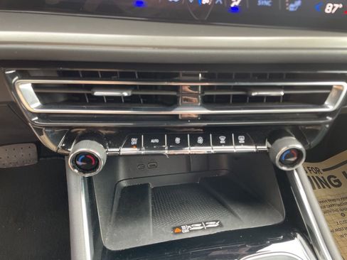 Used 2025 Chevrolet Traverse LT image 26