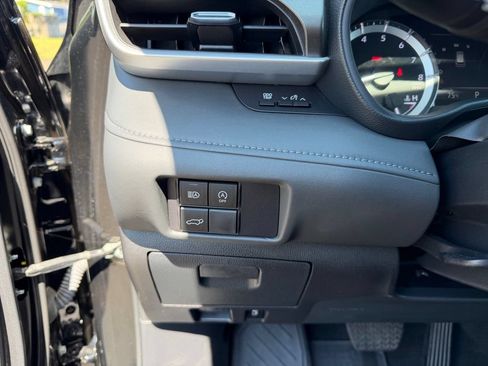 Used 2024 Toyota Highlander LE AWD/4WD image 17