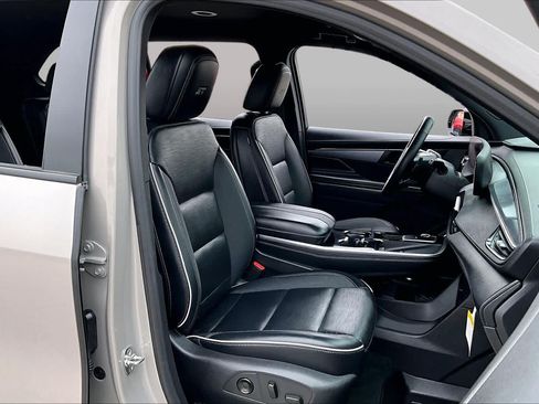 Used 2026 Buick Enclave Sport Touring w/ Power Package FWD image 9