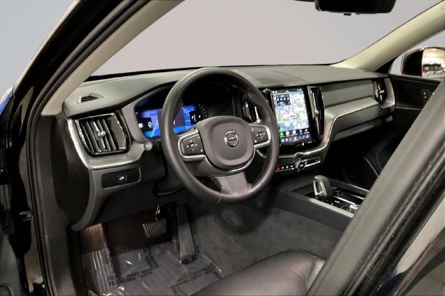 Certified 2025 Volvo XC60 B5 Core w/ Climate Package AWD/4WD image 17