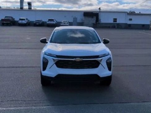 Used 2024 Chevrolet Trax LS FWD image 3