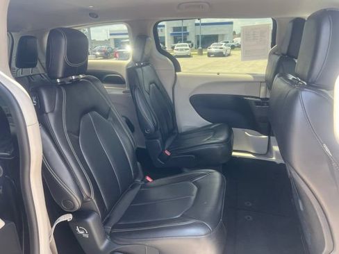 Used 2023 Chrysler Pacifica Touring-L FWD image 33