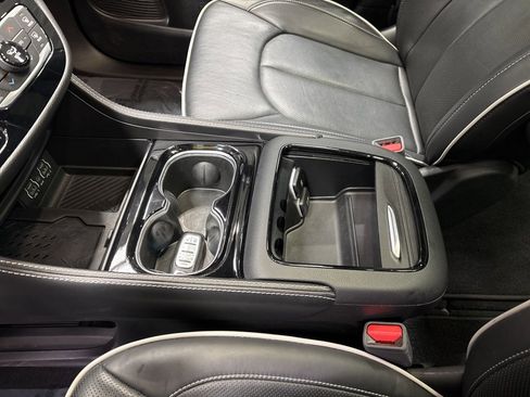 Used 2025 Chrysler Pacifica Limited image 29