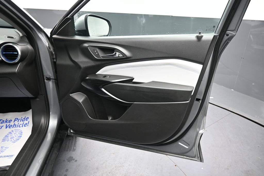 Used 2025 Chevrolet Trax LT FWD image 18