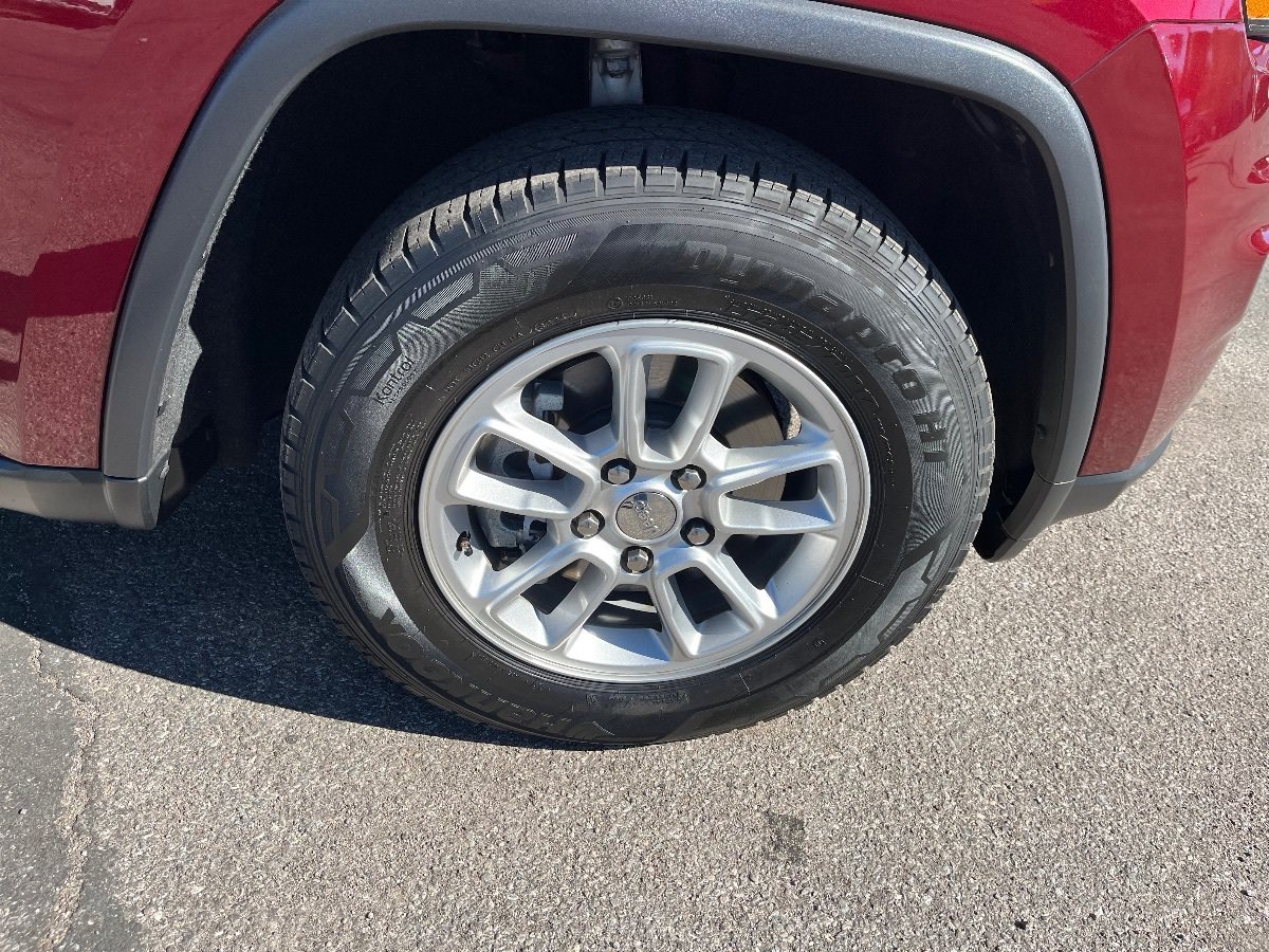 Used 2020 Jeep Grand Cherokee Laredo AWD/4WD image 43