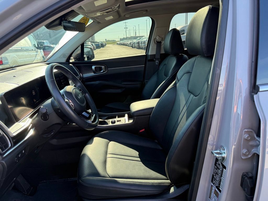 Used 2025 Kia Sorento EX w/ Panoramic Sunroof Package FWD image 4