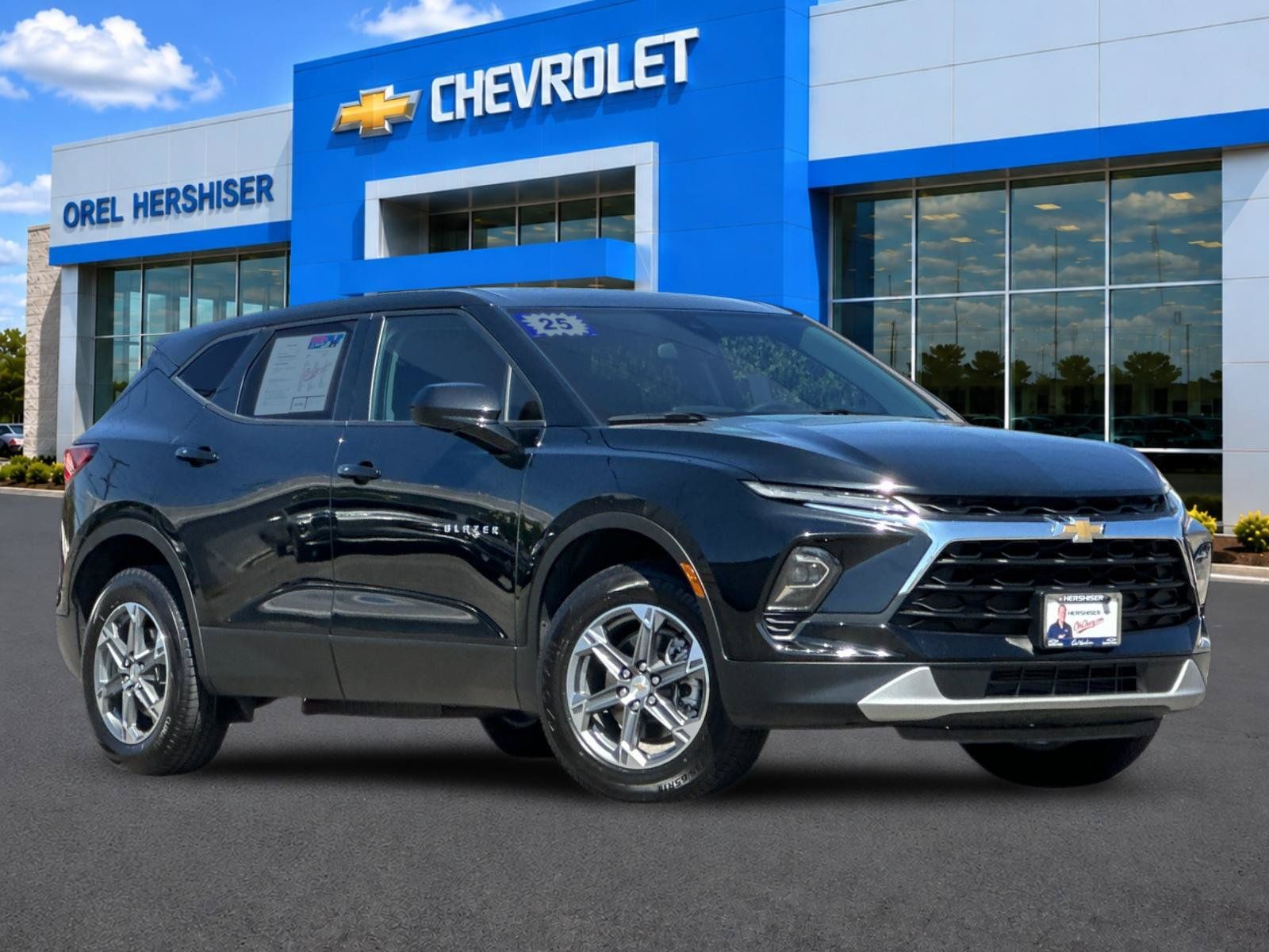 Used 2025 Chevrolet Blazer LT FWD image 1