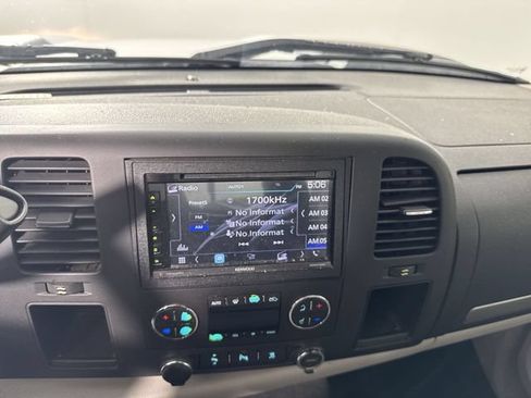 Used 2011 Chevrolet Silverado 2500 LT w/ Interior Plus Package RWD image 7