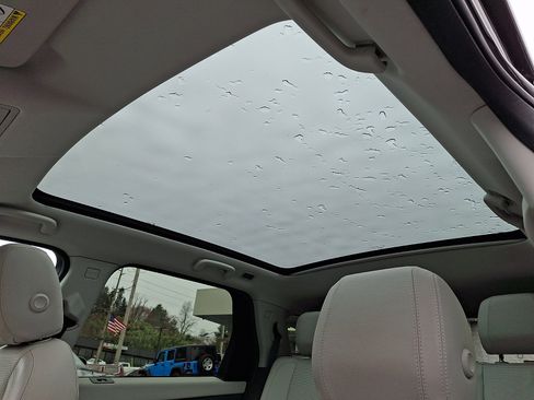 Used 2017 Land Rover Discovery Sport HSE image 15