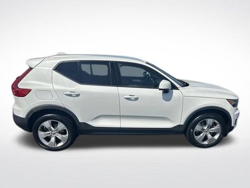 Used 2022 Volvo XC40 T4 Momentum FWD image 7