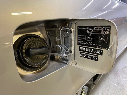 Used 2000 Mercedes-Benz CLK 320 Coupe image 31