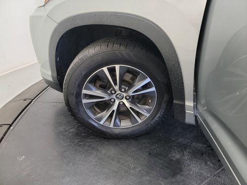 Used 2017 Toyota Highlander LE FWD image 29