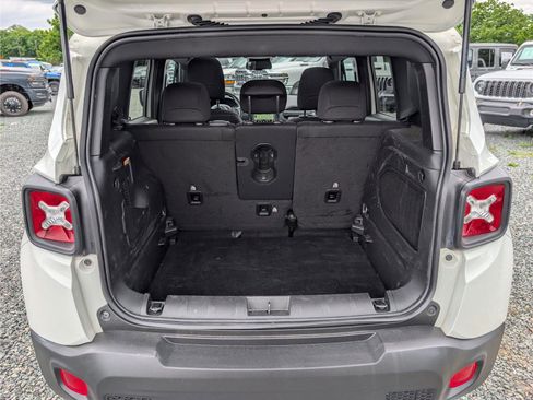 Used 2022 Jeep Renegade Altitude w/ Sun/Sound Group AWD/4WD image 13