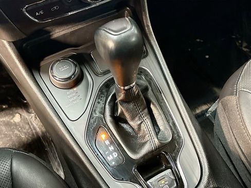 Used 2020 Jeep Cherokee Limited image 17