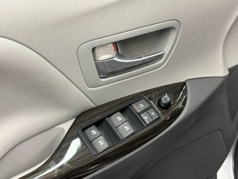 Used 2015 Toyota Sienna XLE w/ XLE Navigation Package FWD image 18
