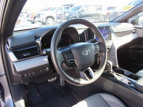 Used 2025 Toyota Camry SE w/ Convenience Package image 10