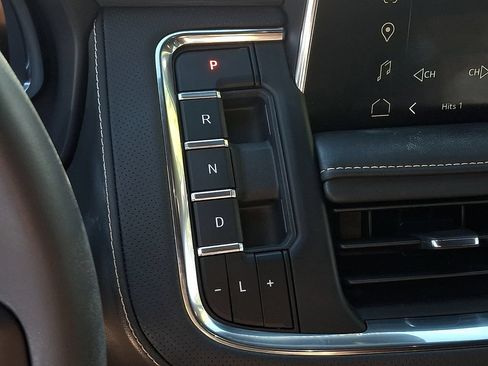 Used 2024 GMC Yukon SLT w/ SLT Luxury Package AWD/4WD image 15