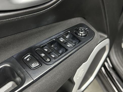 Used 2019 Jeep Renegade Latitude image 11