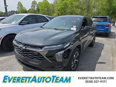 Used 2025 Chevrolet Trax RS w/ Sunroof Package FWD image 1