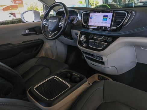 Used 2021 Chrysler Pacifica Touring-L FWD image 39