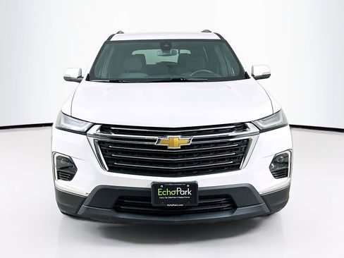 Used 2023 Chevrolet Traverse LT image 2